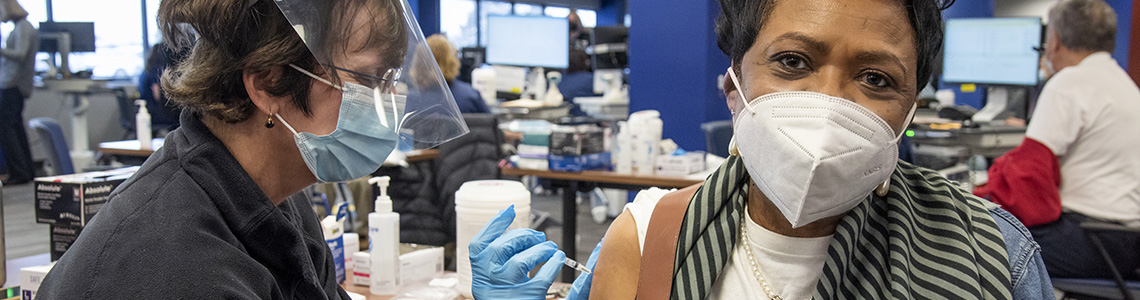一名妇女在博蒙特COVID-19疫苗诊所接种疫苗